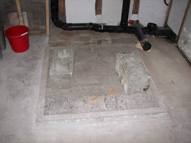 Keldedri põrand oli tehtud natuke kõrgemaks ja kaetud puust uksega