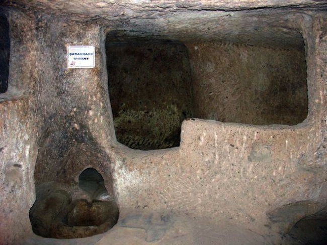 Derinkuyu linn on 60 meetrit sügav ning omab 18 korrust. Kogu linn on uuristatud kivisse, mis asub maa pealse linna Cappadocia all. Derinkuyus asusid koolid, kirikud, laod jne. See oli ehitatud majutamaks 20 000 inimest.