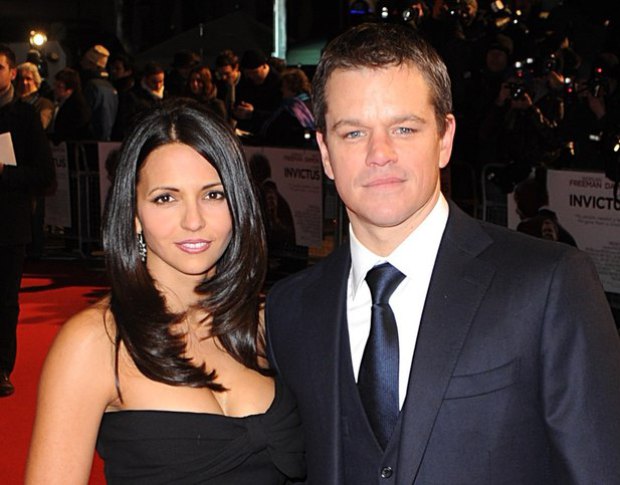 Matthew Paige Damon abiellus baaridaamiga.