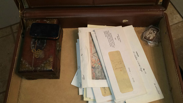 Kohvri sees oli vana puukarp. ehtelaegas, erinevate riikide paberraha ja 4 hõbedast kangi