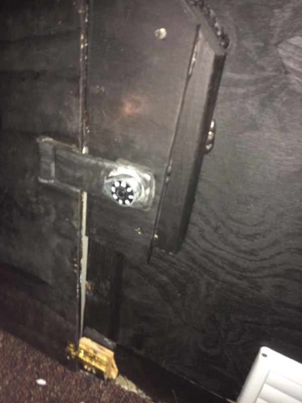 Loomulikult oli uksel ees lukk. Peale seda leidu polnud kindlasti enam mõttes magama minna enne, kui see uks avatud saab