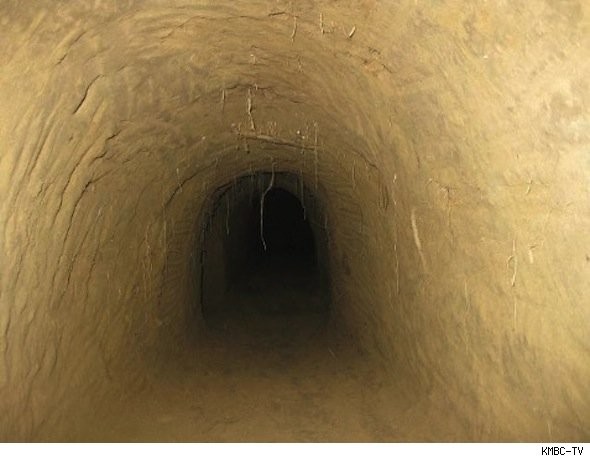 Koobas on osa suurest tunnelite süsteemist linna lähedal. Seda tunneli süsteemi kasutavad paljud kodutud magamiseks. Mõned firmad kasutavad mingeid tunneli osasid laona.