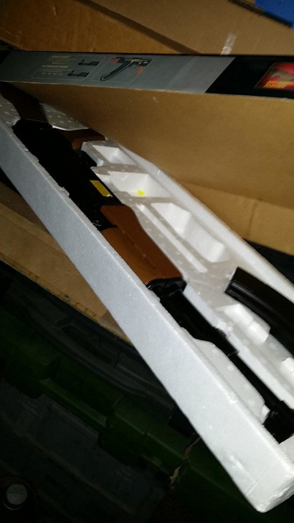 Ainult ühes kastis oli õhupüss, mis ei tee palju kahju.