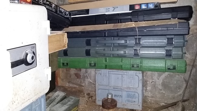 Ruum oli täis relvakaste.