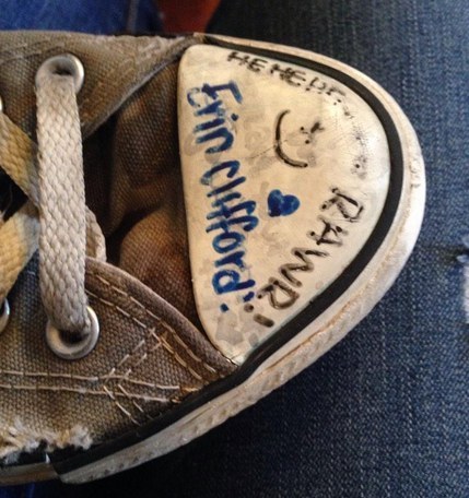 Kirjutad mingi sõna oma tenniste peale