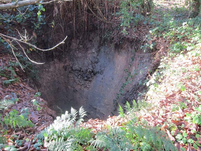 Mehel on nüüd suur ja sügav auk aias.