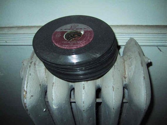 Samuti leidis ta seal kollektsiooni mingeid vanu vinüülplaate. Peale vinüülplaadi mängija ostmist või laenamist saab ka teada, mis plaatidega täpsemalt tegu.