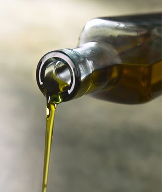 2011. aastal läbi viidud uuringust leiti, et 65aastased ja vanemad inimesed, kes regulaarselt kasutavad oliiviõli (nii küpsetamisel kui kastmetes) olid 41% vähem tõenäolised saama südameataki osaliseks võrreldes nendega, kes kunagi oliiviõli oma toidus ei kasuta. Kasutage või asemel natuke oliiviõli, nõristage seda pastatoitudesse, salatitesse või juurviljadele, ning nautige selle kõrgeid mono- ja polüküllastumata rasvaineid.