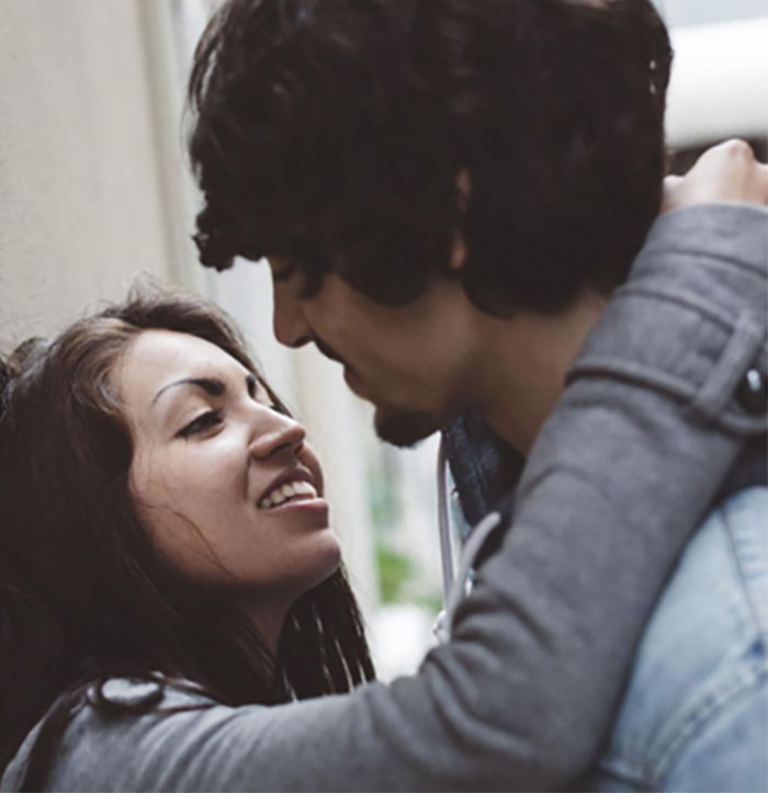 Arstide sõnul tekitas „maasikas“ trombi, mis liikus poisi ajju ja põhjustas surmava insuldi. Ja see ei ole esimene kord, kui keegi „maasika“ tõttu sureb! Tegemist on alles teise teadaoleva „maasika“ põhjustatud insuldiga. Uus-Meremaal sai „maasika“ tõttu insuldi 44-aastane naine, kuid tema pääses sellest eluga. Tol ajal nimetasid uurijad juhtumit haruldaseks nähtuseks. Seksuaalse tegevuse ajal tekkiva insuldi võimalusest ollakse pigem teadlik, kuid „maasika“ põhjustatud insult on väga harv ja peaaegu senikuulmatu juhtum.